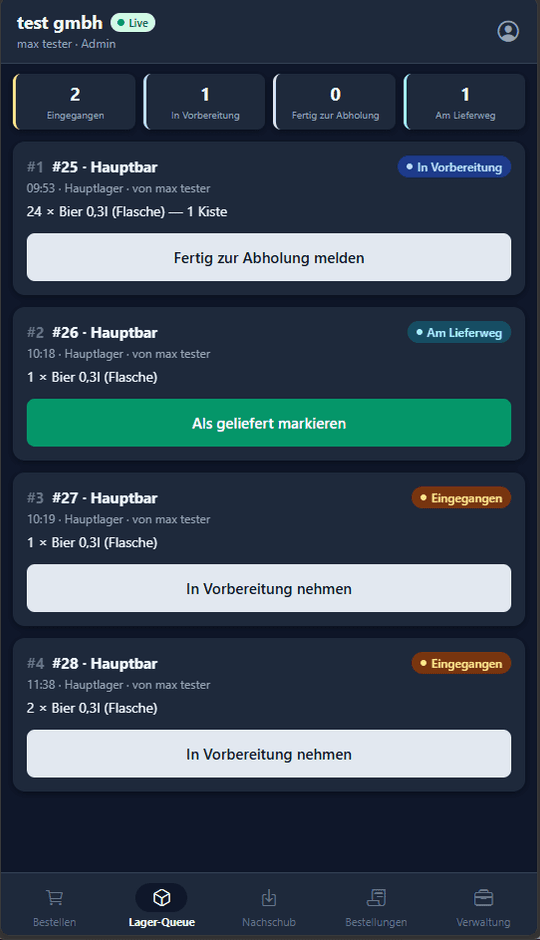 App-Ansicht „Lager-Queue": vier Bestellungen mit Statuszählern und Aktionen wie „Fertig zur Abholung melden"